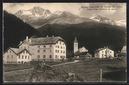 AK Santa Gertrude in Solda, Ortsansicht mit Hotel Eller St. Gertraud gegen Cima Vertana