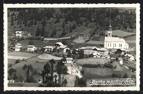 AK Funes, San Pietro, Ortsansicht bei Tag