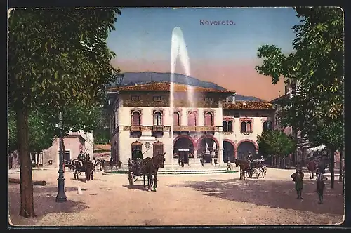 AK Rovereto, Fontäne auf dem Hauptplatz