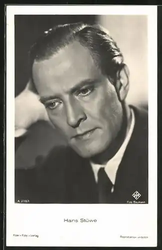 AK Schauspieler Hans Stüwe im Anzug nachdenklich nach unten blickend