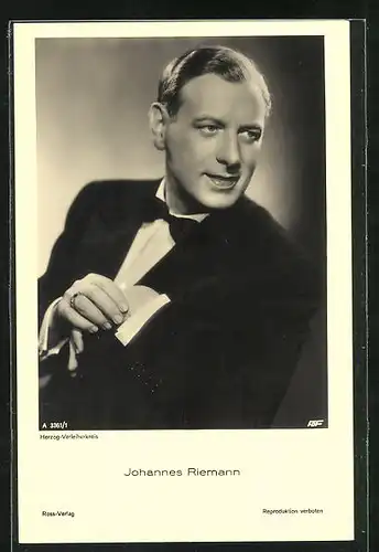 AK Schauspieler Johannes Riemann im Anzug mit Fliege