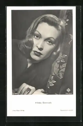 AK Schauspielerin Hilde Sessak am Vorhang