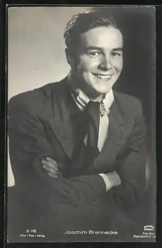 AK Schauspieler Joachim Brennecke mit verschränkten Armen