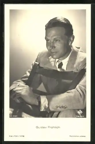 AK Schauspieler Gustav Fröhlich posiert auf einem Stuhl