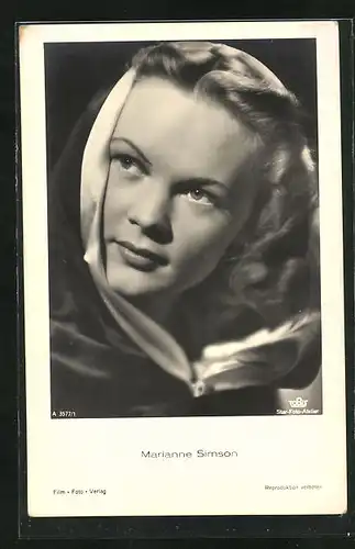 AK Schauspielerin Marianne Simson mit Kapuze