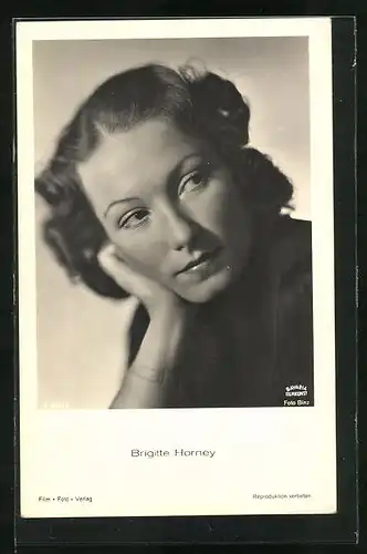 AK Schauspielerin Brigitte Horney in nachdenklicher Pose