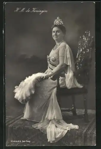 AK Königin Wilhelmina der Niederlande auf einem Thron sitzend
