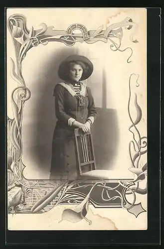 Passepartout-Foto-AK Portrait von junger Dame im Matrosenkleid mit Hut an Stuhl gelehnt