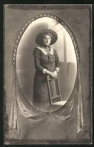 Passepartout-Foto-AK Portrait von junger Dame im Matrosenkleid mit Hut an Stuhl gelehnt