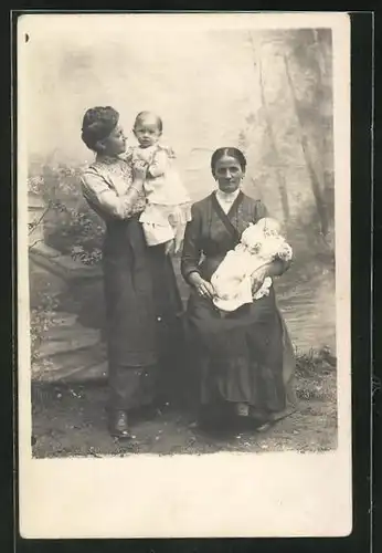 Foto-AK Zwei Mütter mit Säuglingen in Studiokulisse