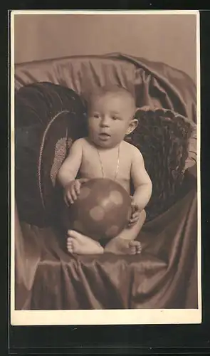 Foto-AK Nackiger Säugling mit Gummiball