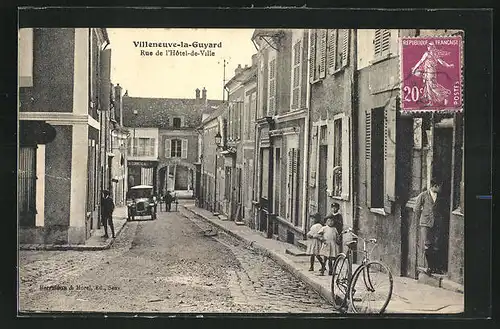 AK Villeneuve-la-Guyard, Rue de l`Hôtel-de-Ville, Ortspartie