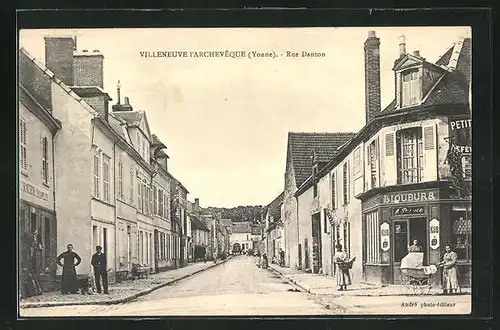 AK Villeneuve-l`Archevêque, Rue Danton, Strassenpartie