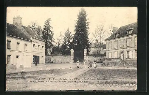 AK Vallery, La Place du Marché, L`Entrée du Château Renaissance, A droite, Restes de l`Ancien Château