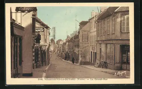 AK Villeneuve-la-Guyard, La Grande-Rue, Strassenpartie im Zentrum
