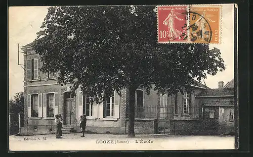 AK Looze, L`École, an der Schule