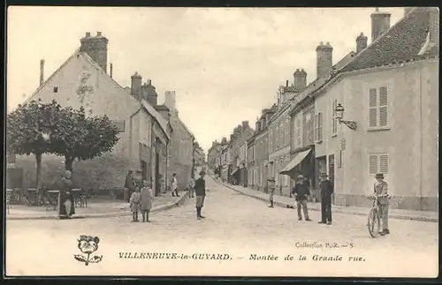 AK Villeneuve-la-Guyard, Montée de la Grande Rue, Strassenpartie