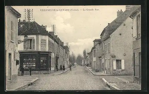 AK Villeneuve-la-Guyard, La Grande Rue, Strassenpartie