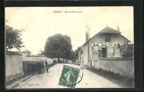 AK Percey, Rue du Marronier, Femmes et Enfants avant un Maison