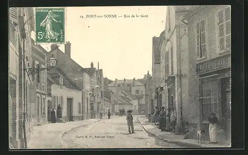 AK Pont-sur-Yonne, Rue de la gare, Boucherie