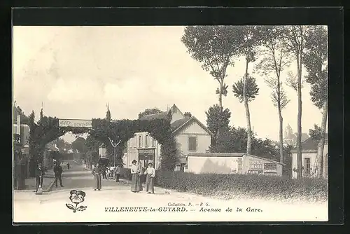 AK Villeneuve-la-Guyard, Flaneurs en Avenue de la Gare