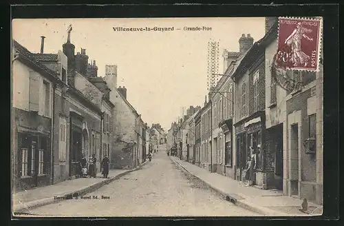 AK Villeneuve-la-Guyard, Grande Rue avec Boutiques