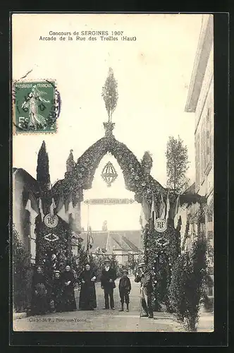 AK Sergines, Arcade de la Rue des Treilles 1907