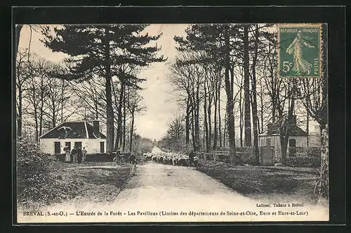 AK Bréval, L`Entrée de la Foret - Les Pavillons
