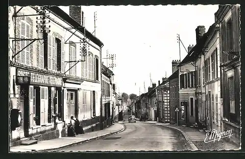 AK Villeneuve-la-Guyard, La Grande Rue et la Poste