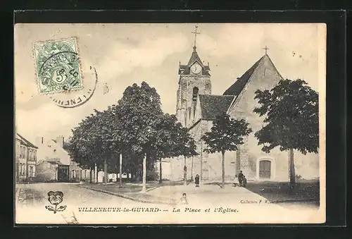 AK Villeneuve-la-Guyard, La Place et l`Église, Kirche im Sonnenschein