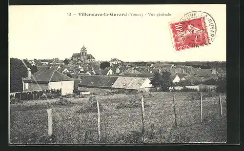 AK Villeneuve-la-Guyard, Vue générale, Teilansicht mit Kirche