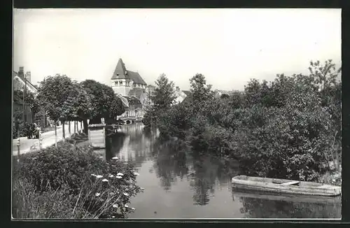 AK Ligny-le-Chatel, Vue sur le Bief et l`Eglise