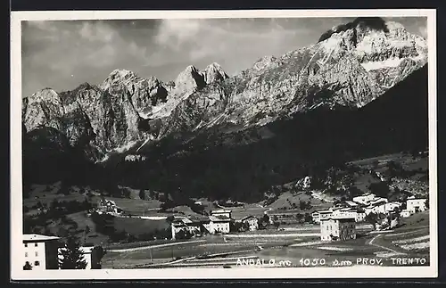 AK Andalo /Prov. Trento, Teilansicht gegen schroffe Berge