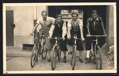 AK Junge Männer auf Fahrrädern