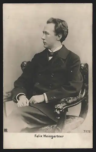 AK Komponist Felix Weingartner sitzt auf einem Stuhl