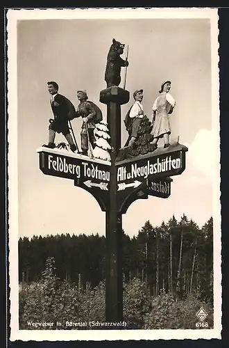 AK Wegweiser im Schwarzwald, Richtungen Feldberg Todtnau, Alt u. Neuglashütten, geschnitze Figuren