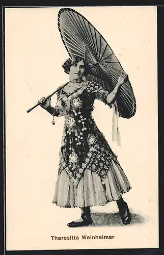 AK Schauspielerin Theresitta Winheimer mit grossem Schirm und prächtigem Kleid