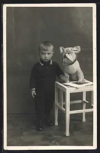 Foto-AK Kleiner Junge mit grossem Hundekuscheltier