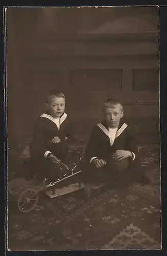 Foto-AK Brüder mit Spielzeugpferd und Kutsche