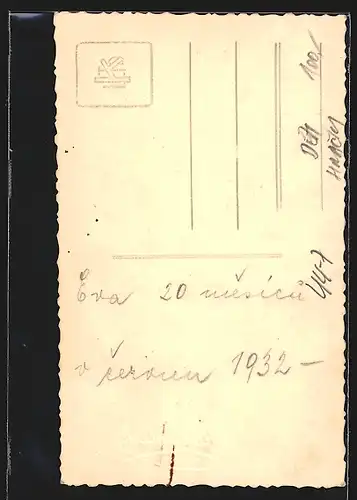 Foto-AK Erstauntes Kind mit nackter Puppe im Arm