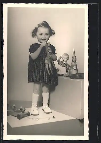 AK Junges Mädchen mit Rehfigur und Puppe