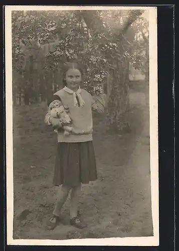 Foto-AK Junges Mädchen mit Puppe im Garten
