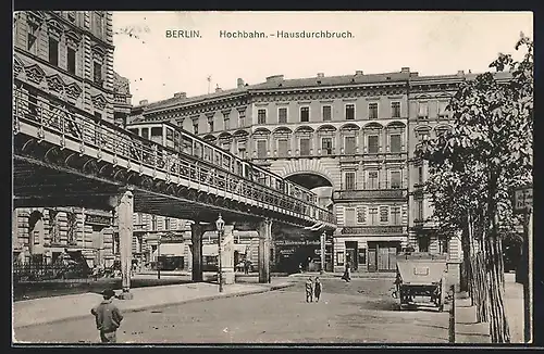 AK Berlin, Hochbahn mit Strasse und Hausdurchbruch