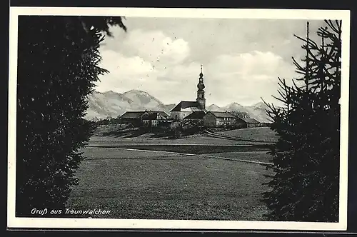 AK Traunwalchen, Gesamtansicht mit Feldern und Bergpanorama