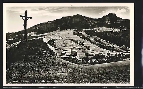 AK Brülisau, Ortsansicht mit Hohen Kasten u. Kamor, Wegkreuz