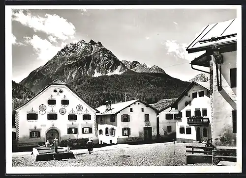 AK Schuls, Dorfplatz mit Brunnen