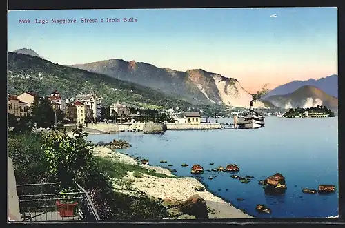 AK Stresa, Lago Maggiore, Ortsansicht mit Dampfer