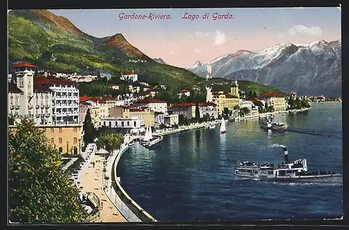 AK Gardone-Riviera, Blick auf den Ort, Dampfer auf dem Lago di Garda