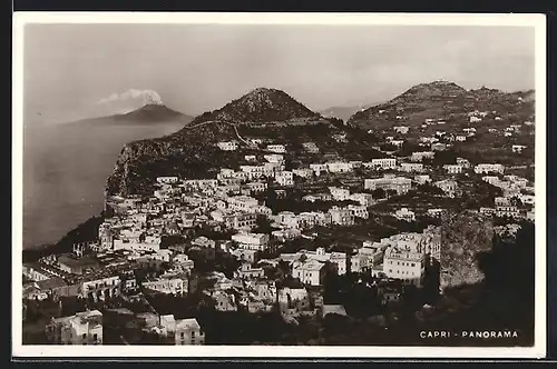 AK Capri, Ortsansicht mit dampfendem Vulkan