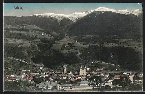 AK Brixen, Blick auf die Stadt, in der Ferne verschneite Alpen